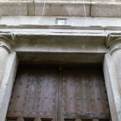 Portada del Colegio de San Bernardino en la calle de Santo Tomé (1612)