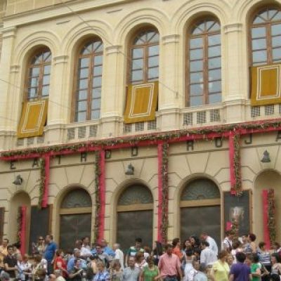 Espectadores ante el Teatro de Rojas
