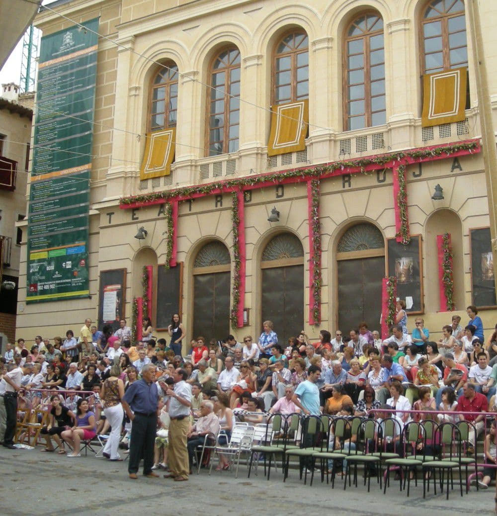 Escalones y sillas en la plaza Mayor ante el Teatro de Rojas Escalones y sillas en la plaza Mayor ante el Teatro de Rojas