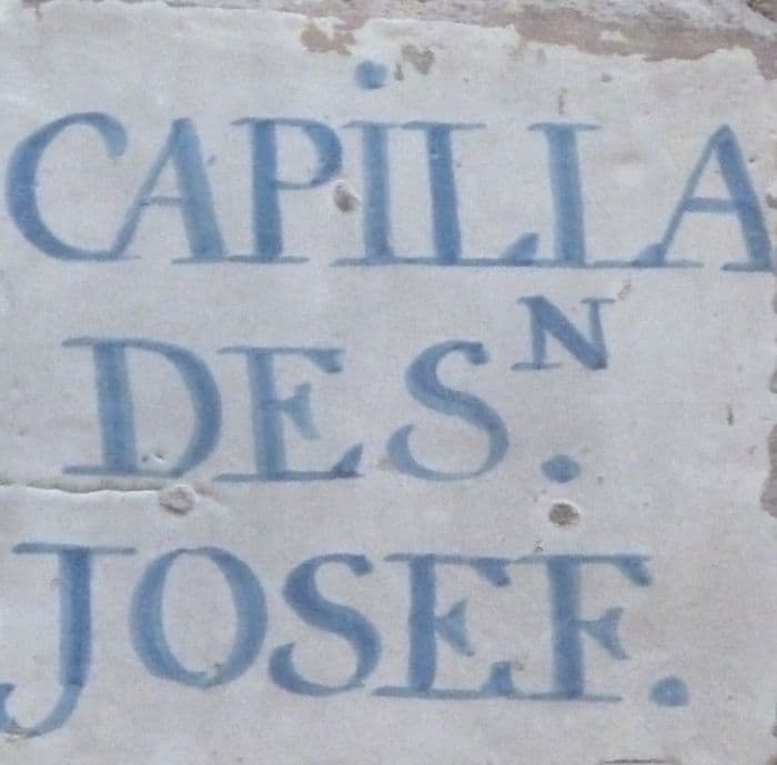Antiguo azulejo con el nombre de la capilla Antiguo azulejo con el nombre de la capilla