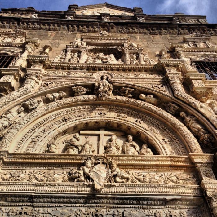 La puerta: un retablo en piedra La puerta: un retablo en piedra