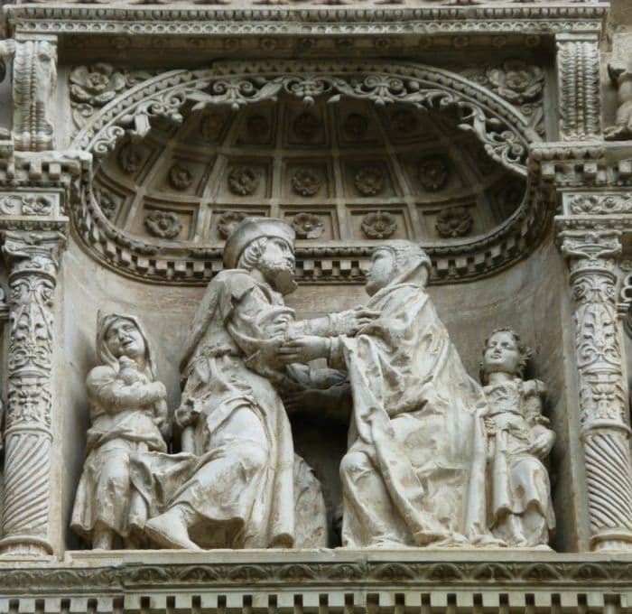 Detalle de la hornacina en la puerta principal Detalle de la hornacina en la puerta principal