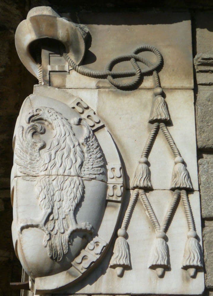 Escudo esquinado en la fachada principal Escudo esquinado en la fachada principal